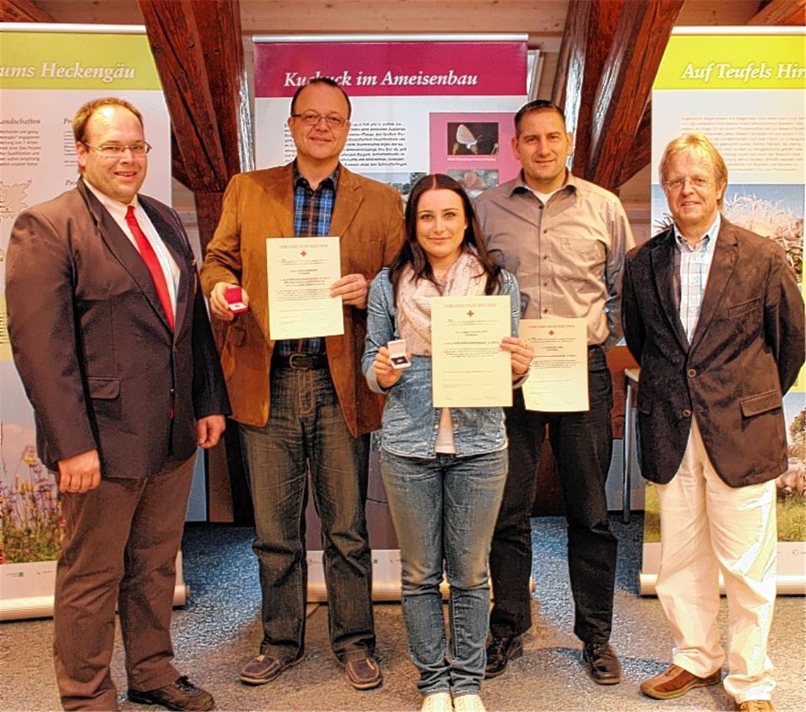 In einer Feierstunde werden die Blutspender Ulrich Hornung (2.v.li.), Isabell Obermayer und Michael Lenz (2.v.re.) von Bürgermeister Werner Henle (re.) und Steffen Renz vom DRK-Ortsverband Mühlacker ausgezeichnet.