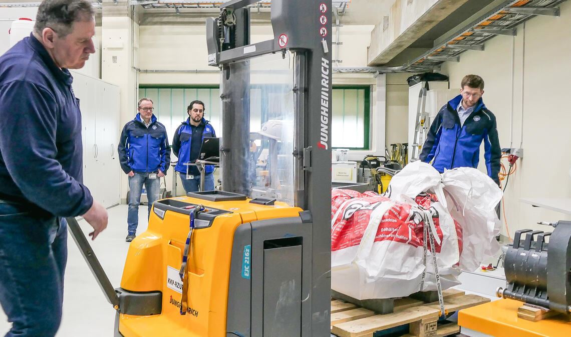 In einer Führung wird den Gästen demonstriert, wie genau der erste „Big Bag“ mit Abbruchmaterial vom AKW-Gelände in Philippsburg für die Entsorgung auf der Deponie „Hamberg“ auf eine eventuelle Strahlung hin überprüft wird. Nach einer Endmessung seitens der EnBW in der Freimessanlage misst der TÜV Süd an seiner Kontrollstelle mit einem Gammaspektrometer nach. Fotos: Ertl