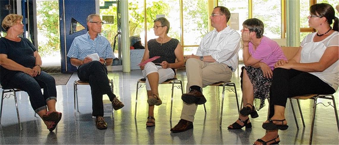 In einer Gesprächsrunde erinnern sich die Gäste der Abschiedsfeier von Konrektor Hans-Gerd Barth an die gemeinsamen Jahre, in denen er an der Schillerschule war.