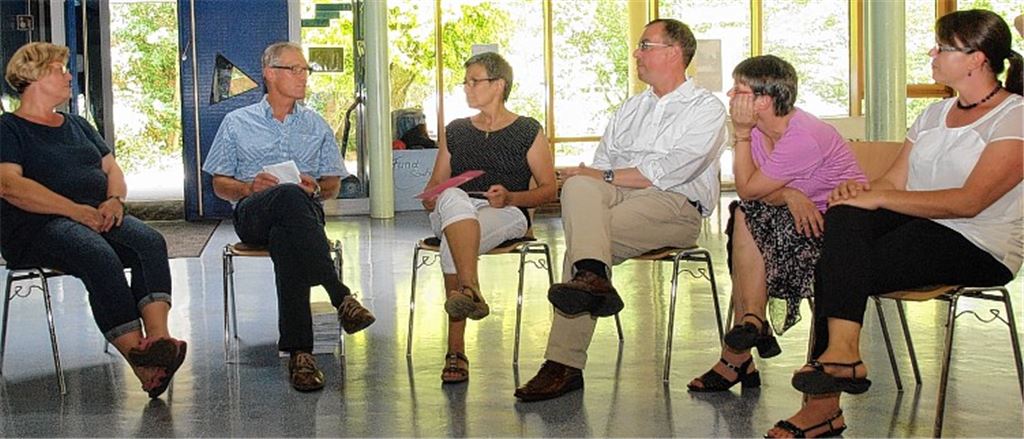 In einer Gesprächsrunde erinnern sich die Gäste der Abschiedsfeier von Konrektor Hans-Gerd Barth an die gemeinsamen Jahre, in denen er an der Schillerschule war.