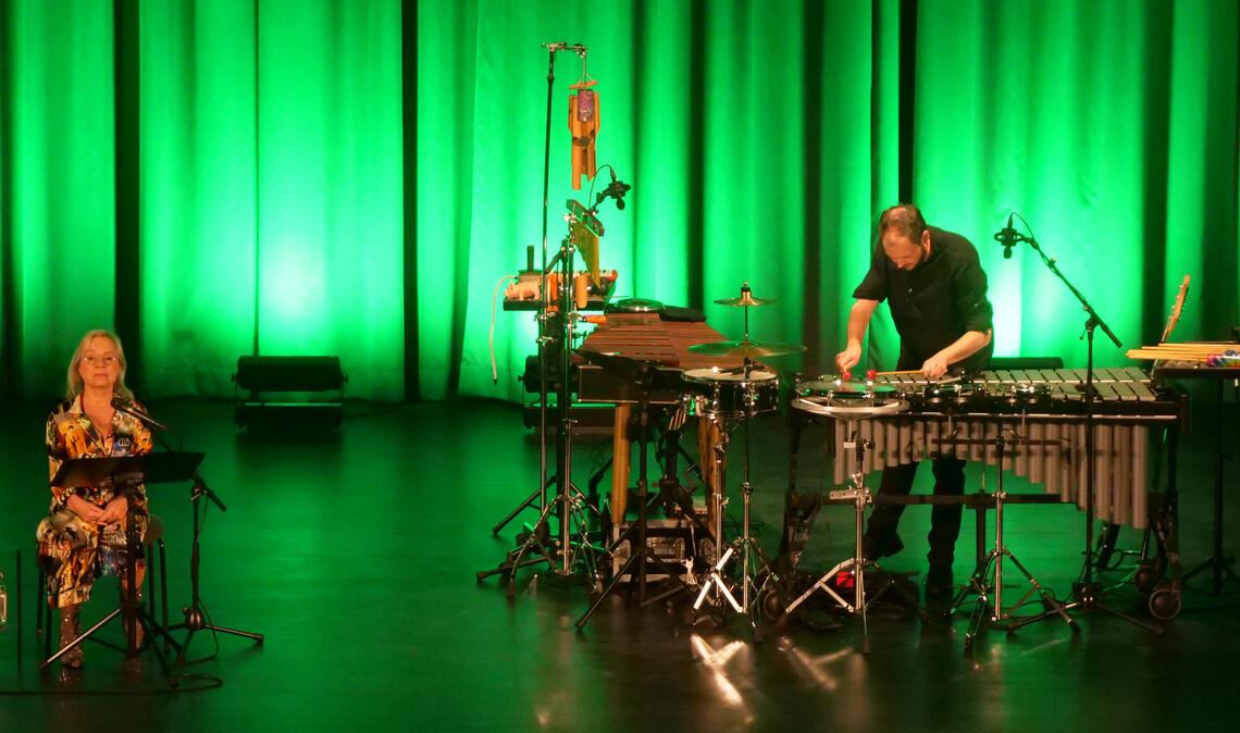 In einer Konzert-Lesung haben Schauspielerin ChrisTine Urspruch und Klangkünstler Stefan Weinzierl die Besucher im Uhlandbau am Freitagabend auf eine fantasievolle Reise ins Wunderland mitgenommen. Foto: Friedrich