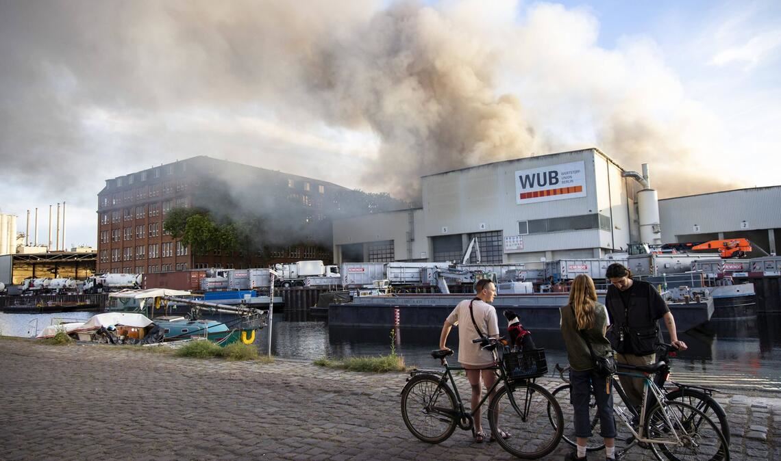 In einer Lagerhalle in Berlin-Neukölln ist am Mittwoch ein Feuer ausgebrochen.