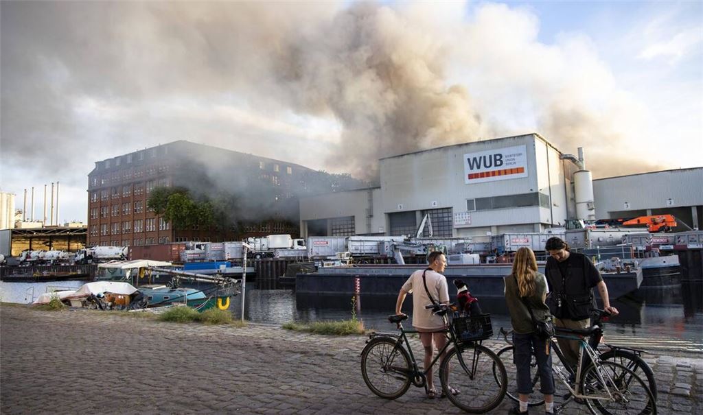 In einer Lagerhalle in Berlin-Neukölln ist am Mittwoch ein Feuer ausgebrochen.