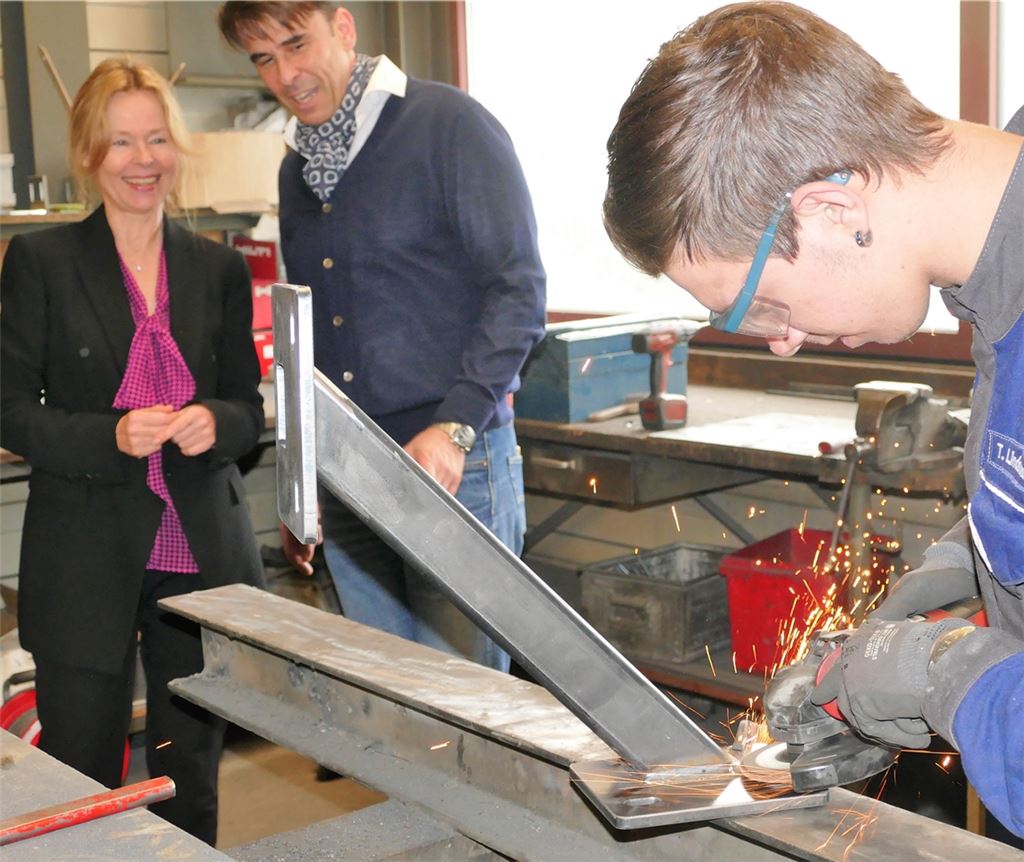 In einer Lehrwerkstatt für Metallberufe überzeugte sich Kreishandwerksmeister Frank Herrmann zusammen mit der Leiterin der Agentur für Arbeit Nagold-Pforzheim, Martina Lehmann, von der Qualität der Ausbildung.Foto: Peche