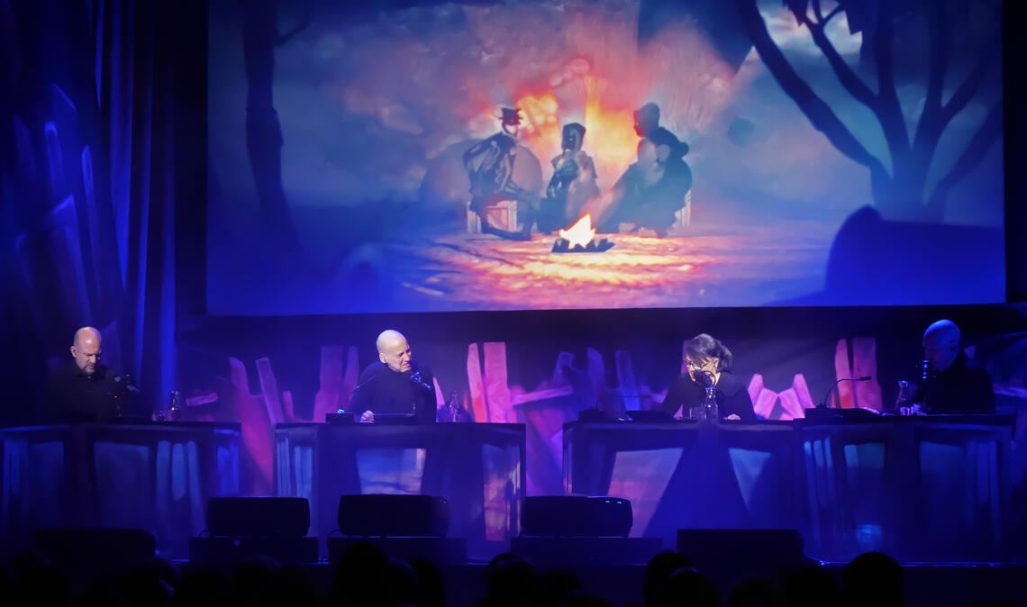 In einer Mischung aus Animationsfilm und Live-Hörspiel erweckt das Team der „MediaBühne Hamburg“ im Uhlandbau die legendäre Geschichte von Dr. Jekyll und Mr. Hyde zu neuem Leben. Foto: Friedrich