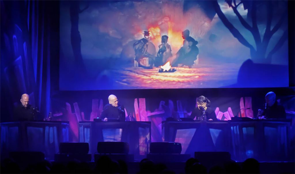 In einer Mischung aus Animationsfilm und Live-Hörspiel erweckt das Team der „MediaBühne Hamburg“ im Uhlandbau die legendäre Geschichte von Dr. Jekyll und Mr. Hyde zu neuem Leben. Foto: Friedrich