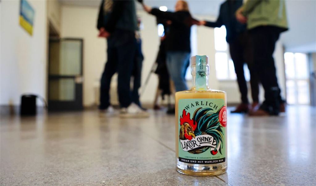 In einer Sonderedition ist der letzte Buchstabe bei "Likör ohne Ei" noch durch eine Hahnenfeder verdeckt. Jetzt erlaubt das Urteil wieder den ganzen Schriftzug.