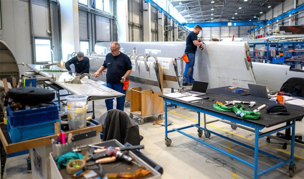 In einer Werkstatt nahe Bremen werden Flugzeugteile aus ganz Europa repariert.