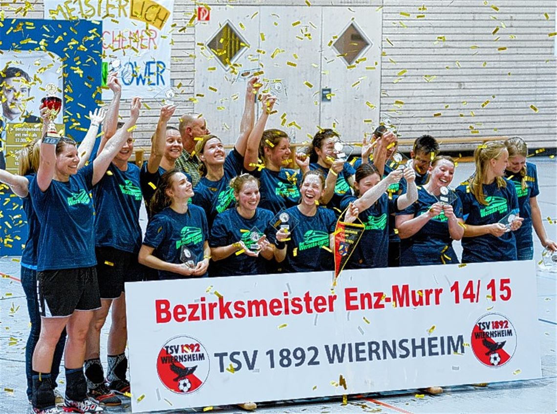 In einer Wolke aus Goldglitter bejubeln die Handballerinnen des TSV Wiernsheim den Titelgewinn in der Bezirksliga Enz-Murr nebst Landesliga-Aufstieg.