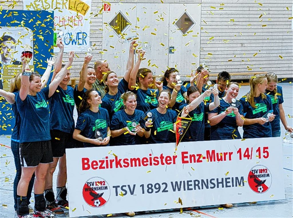 In einer Wolke aus Goldglitter bejubeln die Handballerinnen des TSV Wiernsheim den Titelgewinn in der Bezirksliga Enz-Murr nebst Landesliga-Aufstieg.