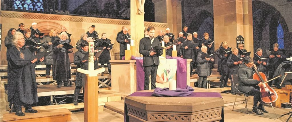 In einer bemerkenswerten Aufführung bringen die Sängerinnen und Sänger der Kantorei das Leiden und Sterben Christi den Zuhörern nahe. Foto: Filitz
