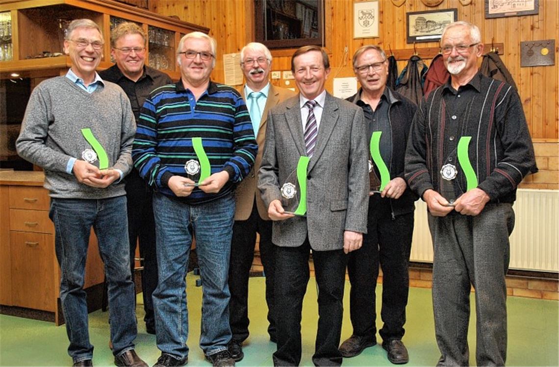 In einer letzten Amtshandlung als Vorsitzender des Liederkranz Serres ehrt Eberhard Gille (Mitte) mit Vorstandsmitglied Ralf Schmauder (3.v.li.) die Jubilare Walter Gille, Willi Micol, Ludwig Gille, Gerhard Roux und Wolfgang Hanisch (v. re.). Foto: Appich