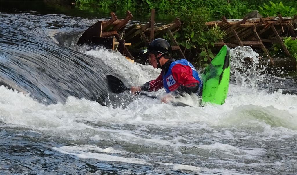 In einer stehenden Welle werden beim Kanu Freestyle atemberaubende Moves und Tricks gezeigt. Tim Beck zählt zu den größten Talenten in Deutschland. Fotos: privat
