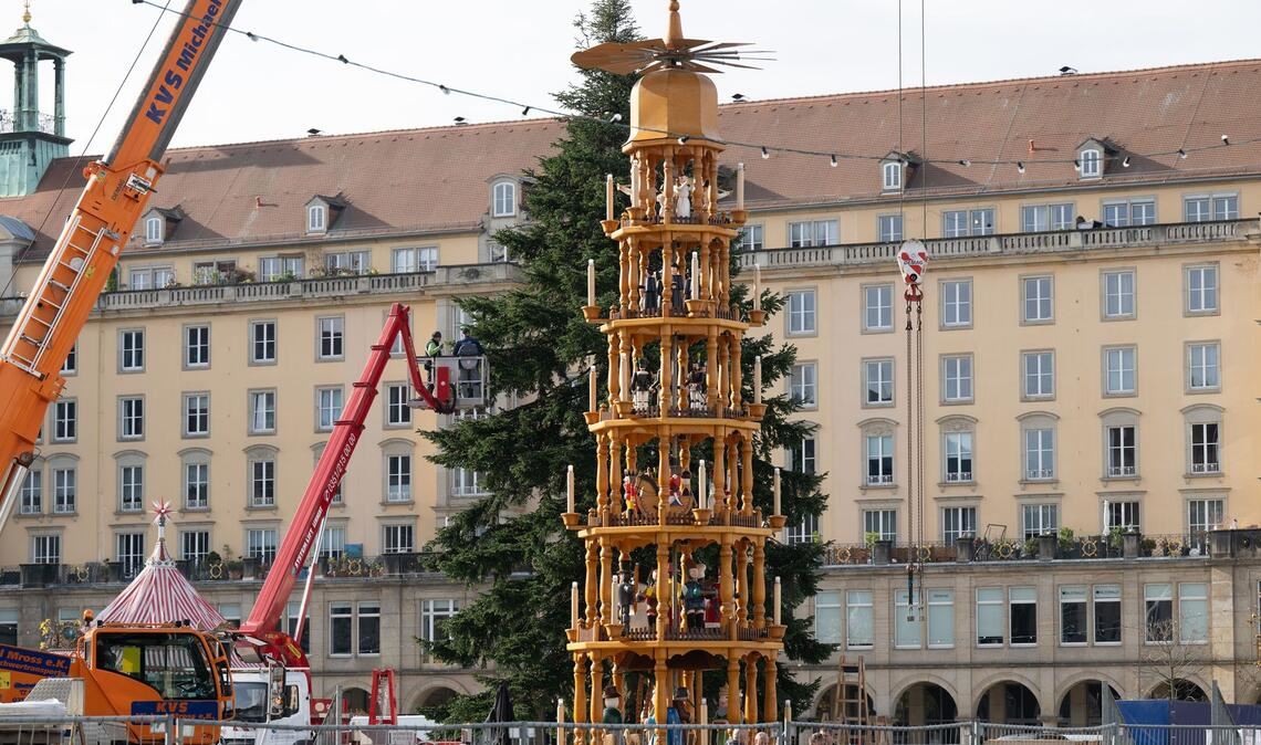 In einigen Innenstädten in Deutschland - wie hier in Dresden - beginnen in diesen Tagen die Aufbauarbeiten für die Weihnachtsdeko.