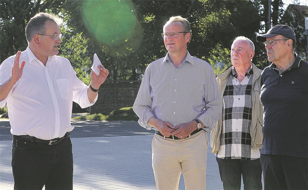 In erster Linie ist Gunther Krichbaum (2. v. li.) als Zuhörer gekommen – doch natürlich ist er auch Wahlkämpfer.Foto: Deeg