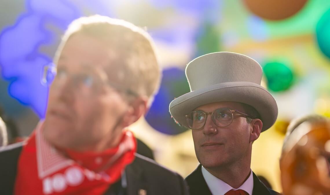 In „falschen Klamotten“, aber mit guten Ratschlägen hat Daniel Günther (links) seinem baden-württembergischen Parteifreund Manuel Hagel zur Narrenschelle gratuliert.