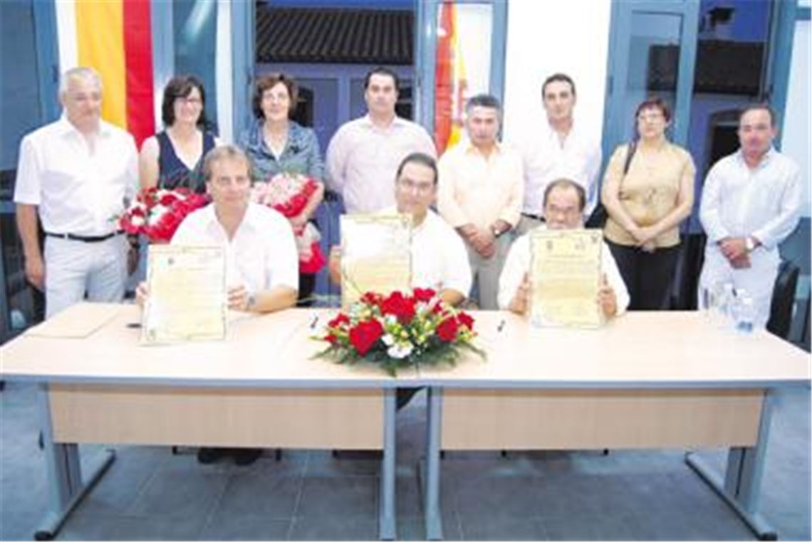 In feierlichem Rahmen haben die drei Bürgermeister Heinz-Peter Hopp (Knittlingen, li.), Miguel Alza Hiraldo (Montejaque, Mi.), und Francisco Gomez Gonzales (Benaojan, re.) die Partnerschaftsurkunde unterzeichnet. Damit ist die freundschaftliche Verbindung zwischen den Gemeinden bereits zum zweiten Mal besiegelt.
 Fotos: Haller