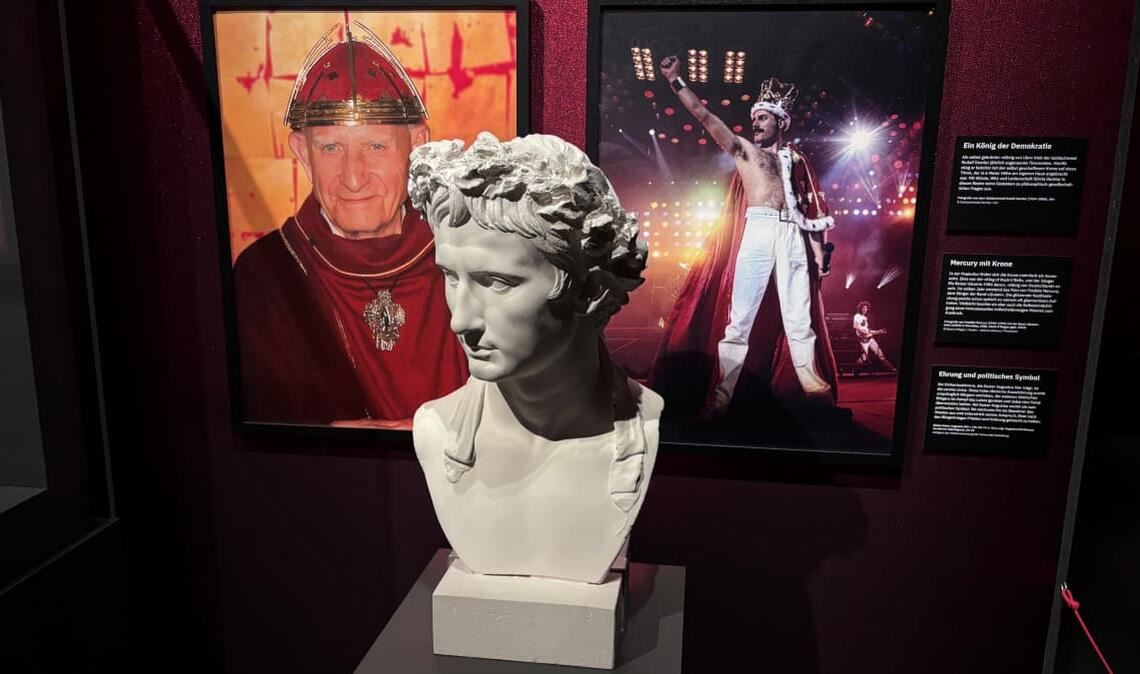 In feiner Gesellschaft: Rudolf Dentler, der König von Ulm, mit Pop-Ikone Freddie Mercury und Kaiser Augustus. Eine Station der Ausstellung "Was Männer schmückt" im Landesmuseum Württemberg.