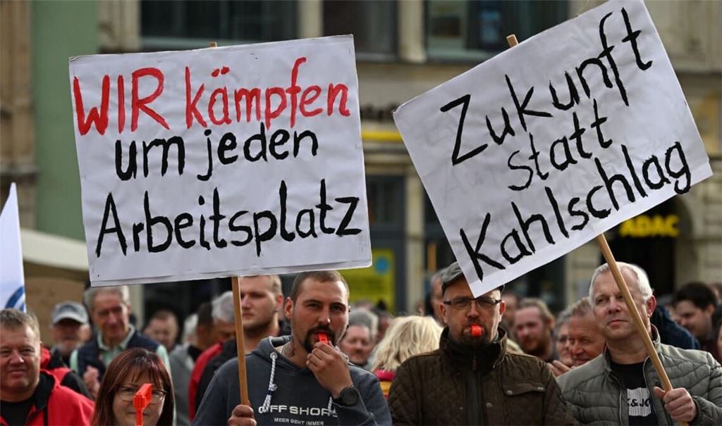 In ganz Deutschland protestierten am Montag Beschäftigte aus der Autoindustrie gegen Jobabbau und Sparmaßnahmen.