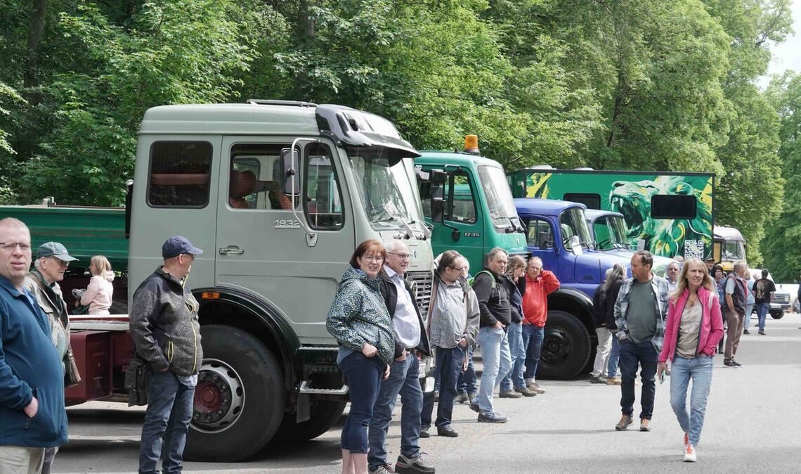 In gemütlicher Atmosphäre gibt es schon am ersten Tag allerlei Oldtimer-Lkw zu sehen.