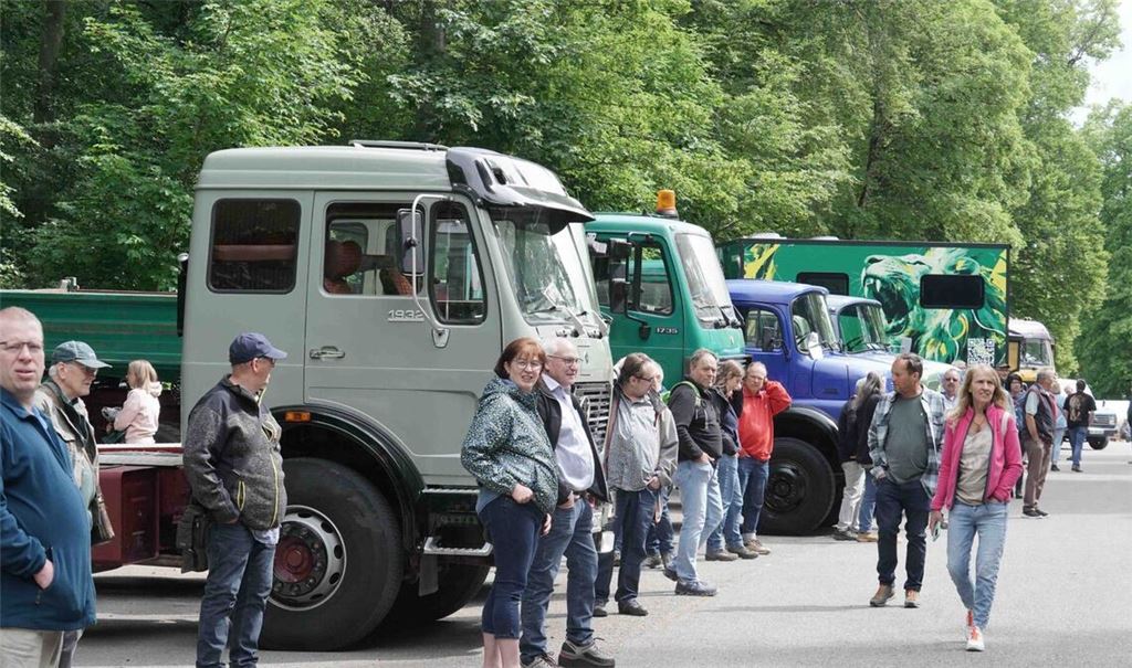 In gemütlicher Atmosphäre gibt es schon am ersten Tag allerlei Oldtimer-Lkw zu sehen.