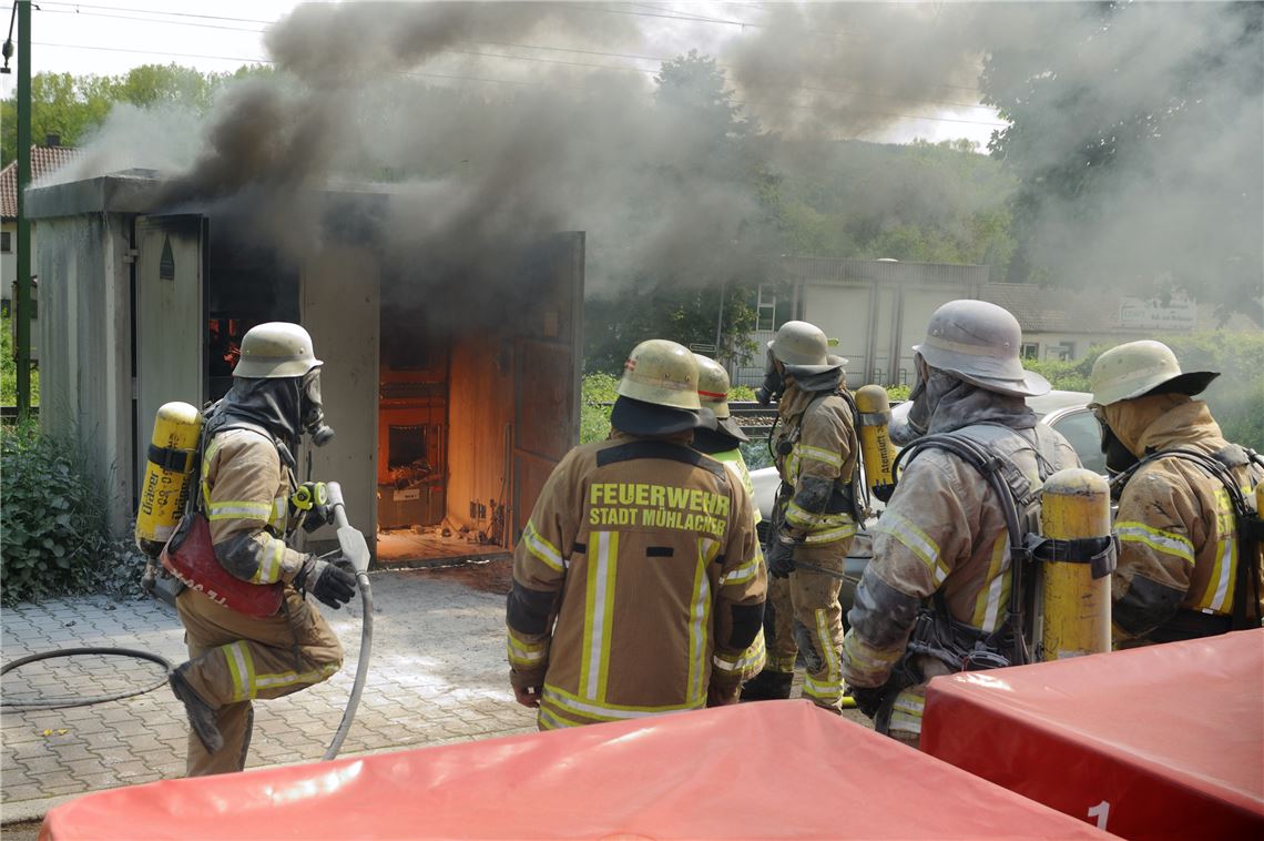 In hellen Flammen stand am frühen Dienstagnachmittag eine Trafostation in der Nieferner Straße von Enzberg. (Foto: Fotomoment)
