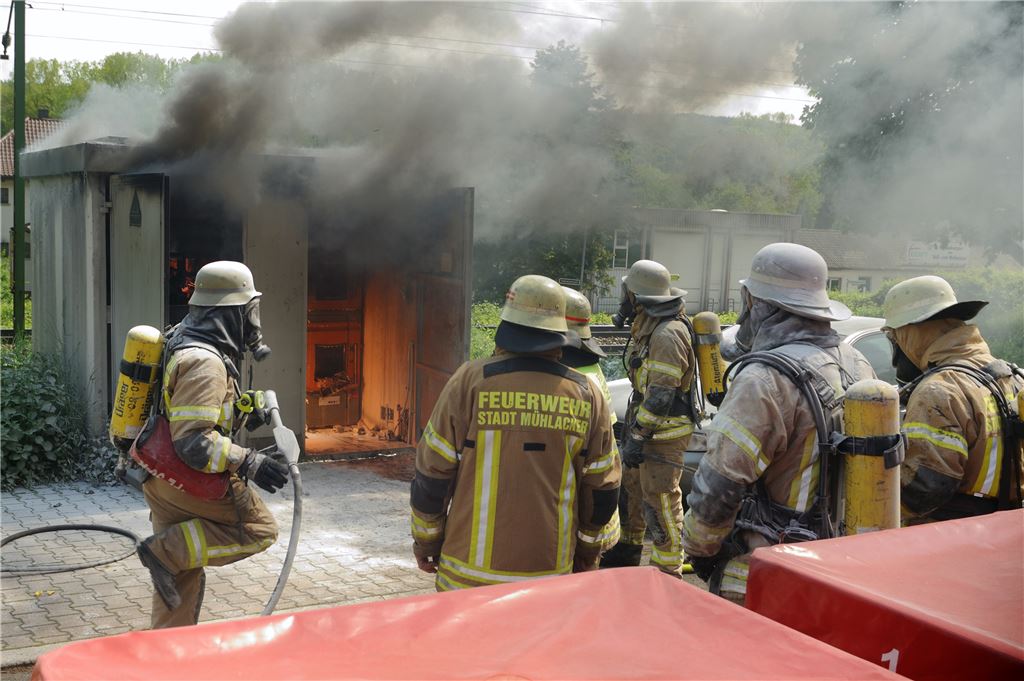 In hellen Flammen stand am frühen Dienstagnachmittag eine Trafostation in der Nieferner Straße von Enzberg. (Foto: Fotomoment)
