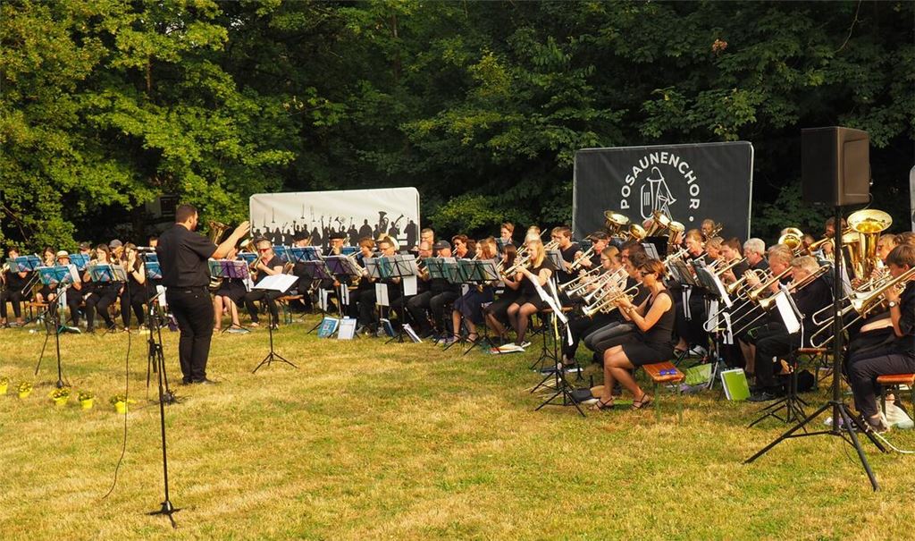 In idyllischer Parkatmosphäre begeistern die Musikerinnen und Musiker ihr Publikum bei der Brass-Night des Posaunenchors Schmie. Foto: Müller