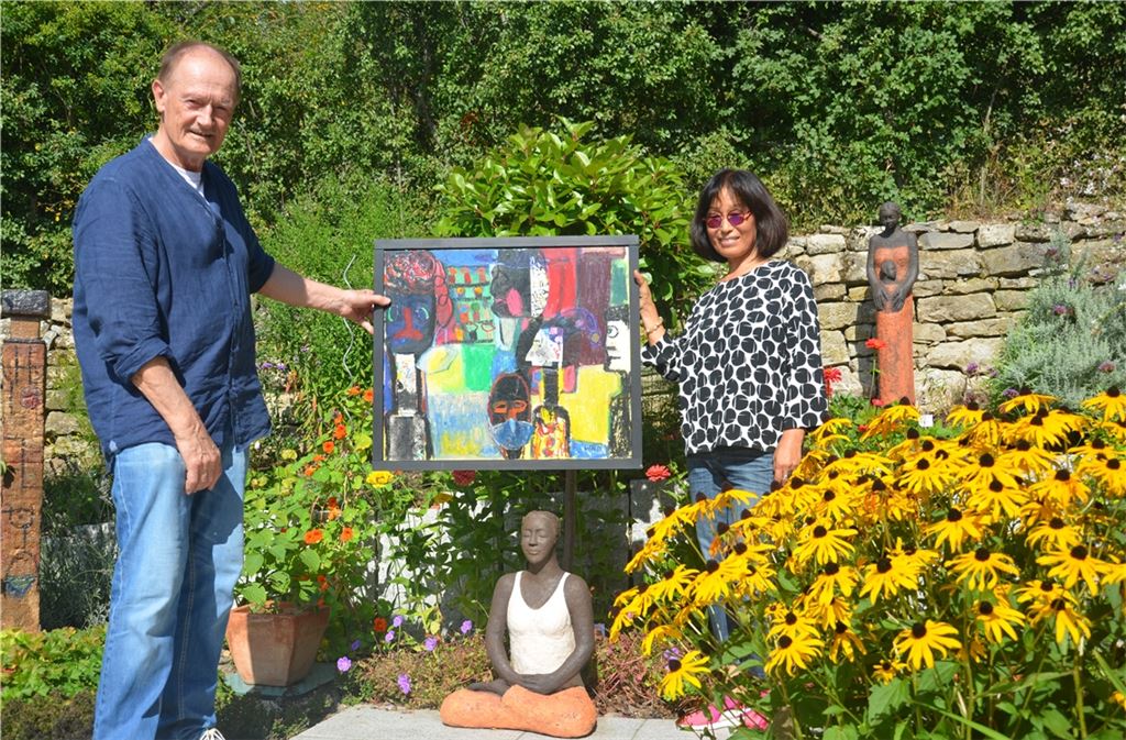 In ihrem Lomersheimer Gartengrundstück hat Keramikkünstlerin Chong-Im Neukamm mit ihrem Gast, dem Maler Wolfgang Nöldner, bei der Ausstellung „Le jardin diversité – Kunst im Garten“ ein einzigartiges Umfeld geschaffen. Foto: Bischoff-Krappel