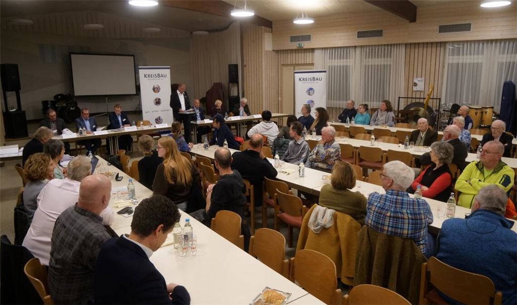 In ihrer Versammlung geben die Mitglieder der KreisBau Enz-Neckar e.G. grünes Licht für eine Dividende von vier Prozent. Foto: Friedrich