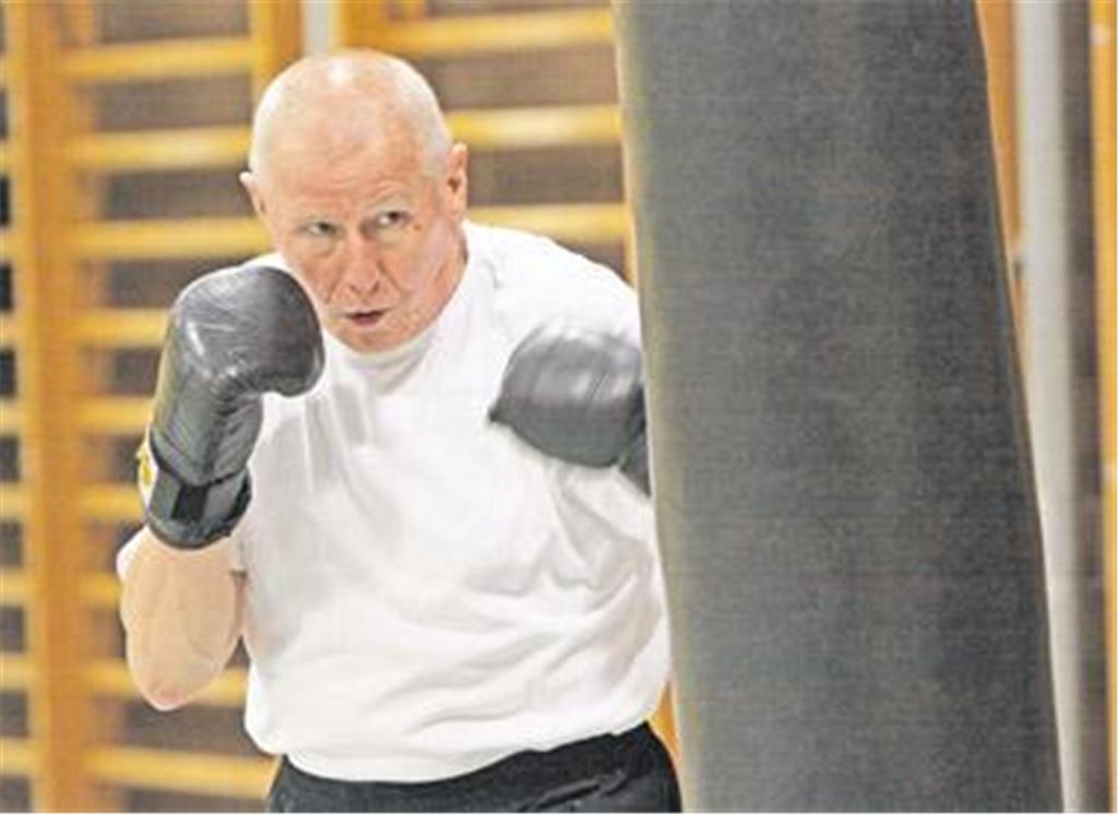In jungen Jahren war Karl-Heinz Räuchle Kunstradfahrer, später gründete er den Karateverein Maulbronn  doch mit dem Boxen erfüllt er sich nun einen Kindheitstraum. Foto: Eigner