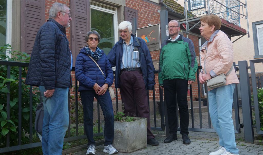 In kleiner Gruppe wird mit Stadtführer Rudi Lang (li.) bei einer Führung durch Lomersheim in Erinnerungen geschwelgt. Foto: Friedrich