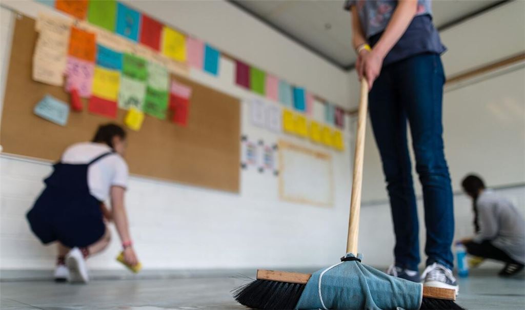 In manchen Schulen werden Schüler für Putzdienste herangezogen, um zu sparen.