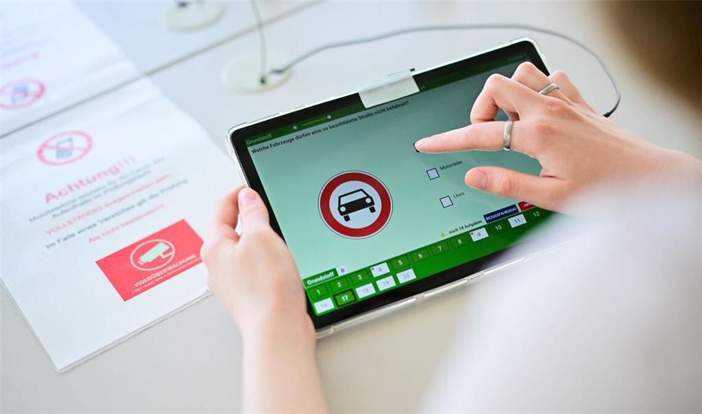 In mehr als jedem dritten Fall kamen Gadgets wie etwa Mini-Kameras oder kleine Ohrhörer zum Einsatz. (Symbolbild)