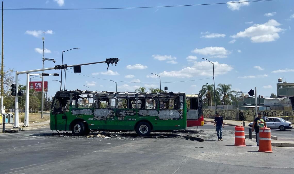 In mehreren Bundesstaaten wurden Straßen mit brennenden Autos, Lastwagen und Bussen gesperrt.