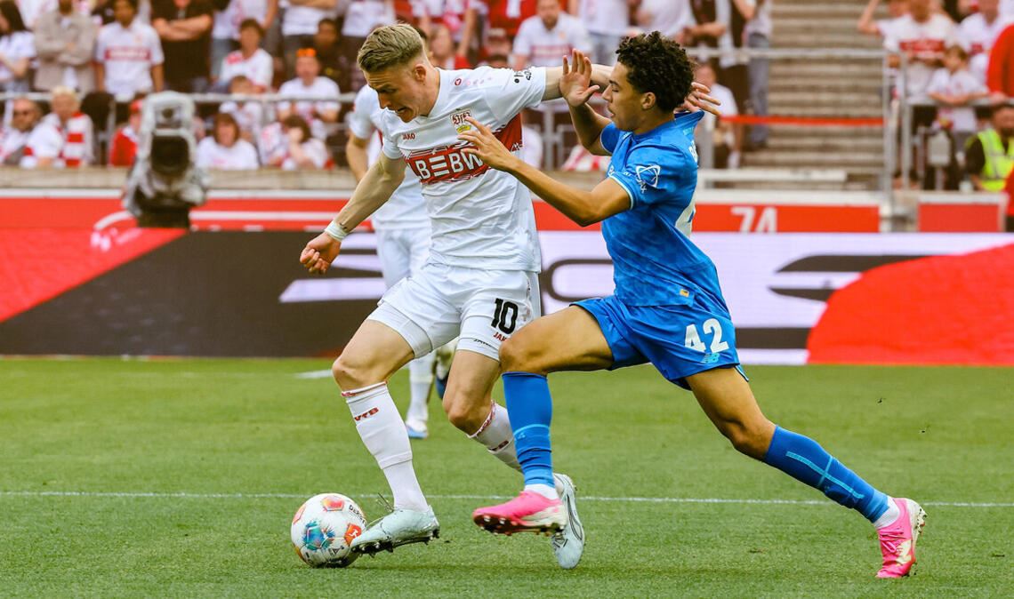 In puncto Aggressivität auf dem Platz schaltete der VfB um Chris Führich (li.) noch mehrere Gänge hoch – sodass die Leverkusener gar nicht richtig in ihr Spiel kamen.