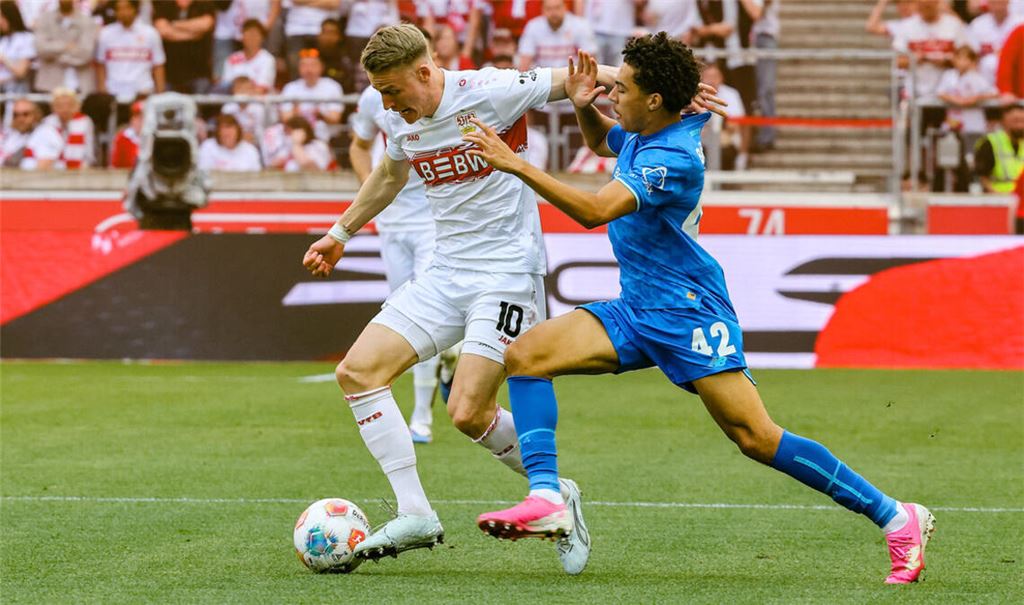 In puncto Aggressivität auf dem Platz schaltete der VfB um Chris Führich (li.) noch mehrere Gänge hoch – sodass die Leverkusener gar nicht richtig in ihr Spiel kamen.