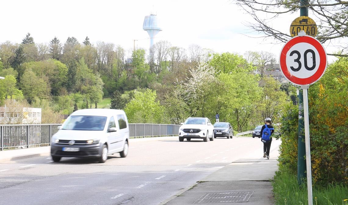 In schlechtem Zustand: Auf der Bahnbrücke der „Lienzinger Straße“ in Mühlacker muss als Sofortmaßnahme die Geschwindigkeit auf 30 km/h beschränkt werden. Foto: Schüller