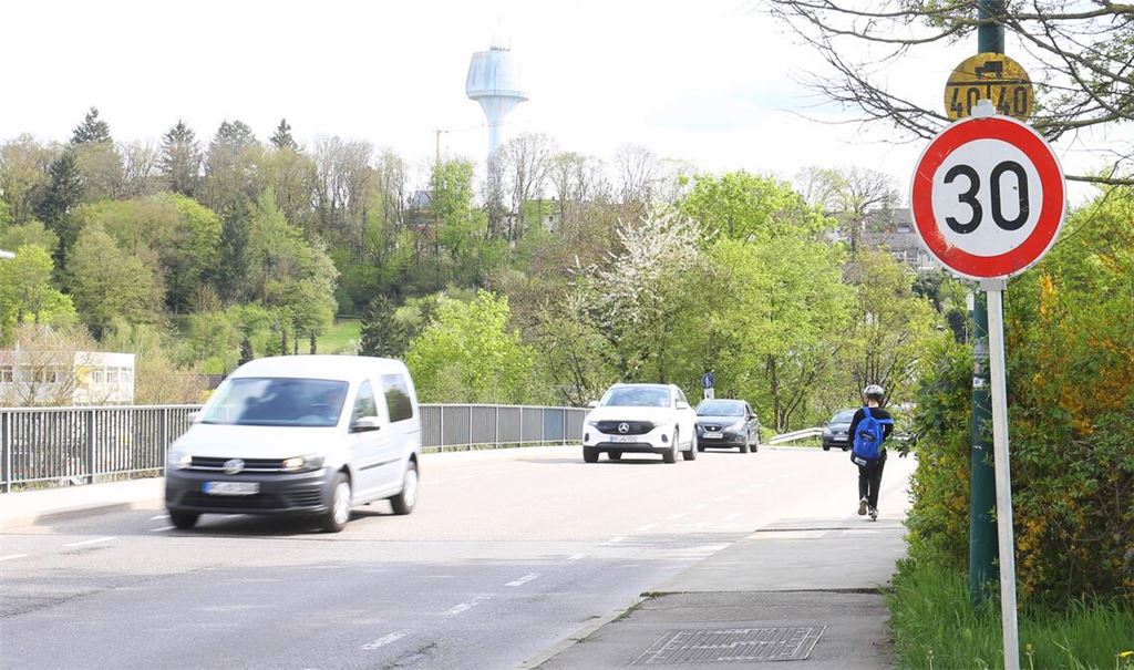 In schlechtem Zustand: Auf der Bahnbrücke der „Lienzinger Straße“ in Mühlacker muss als Sofortmaßnahme die Geschwindigkeit auf 30 km/h beschränkt werden. Foto: Schüller