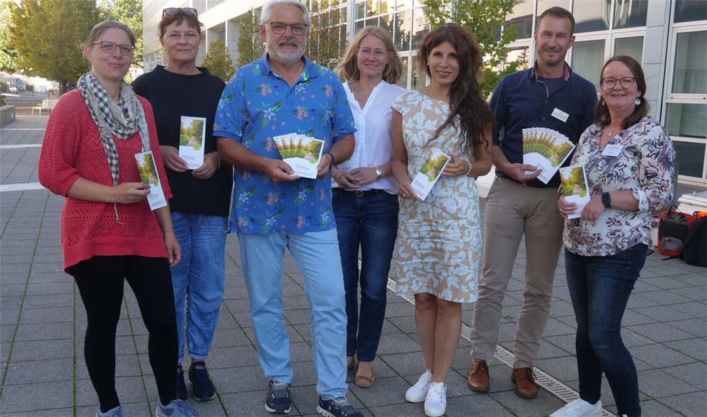 In schweren Zeiten bieten sie Unterstützung: Mit einem Flyer wollen Vorstände und ehrenamtliche Helfer in der hospizlichen Versorgung in Pforzheim und dem Enzkreis über Hospiz- und Palliativangebote in Pforzheim und im Enzkreis informieren. Foto: Friedrich