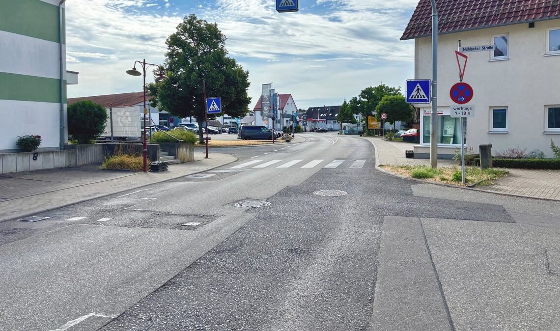 In sehr schlechtem Zustand: der Fahrbahnbelag der Ortsdurchfahrt/L1134 in Wiernsheim. Foto: Schüller