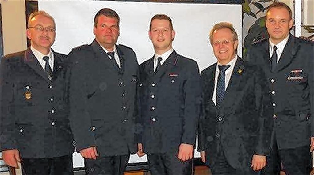 In seinem Amt bestätigt wird Benjamin Kolb (Mitte). Der stellvertretende Kreisbrandmeister Manfred Wankmüller, Feuerwehrkommandant Jochen Hörnle, Bürgermeister Werner Henle sowie der stellvertretende Verbandsvorsitzende Frank Oelschläger (v.li.) gratulieren.Foto: Feuerwehr