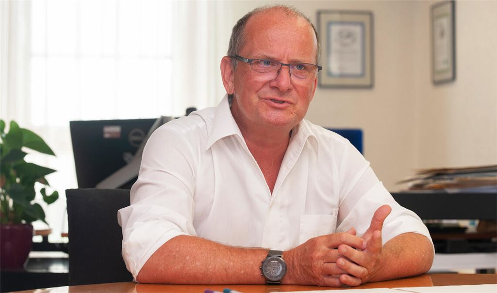 In seinem Büro im Rathaus Mühlacker spricht Winfried Abicht über die zurückliegenden Jahre, aktuelle Projekte und seinen anstehenden Ruhestand. Foto: Fotomoment