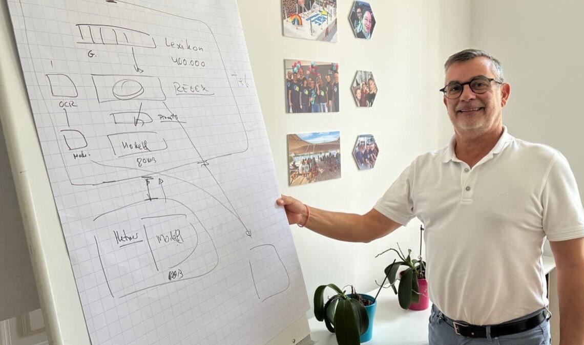 In seinem Büro in Berlin-Schöneberg zeigt IT-Entwickler und Familienvater José Díaz auch gerne per Flipchart, wie der Kinderschutz in seiner neuen App funktioniert.