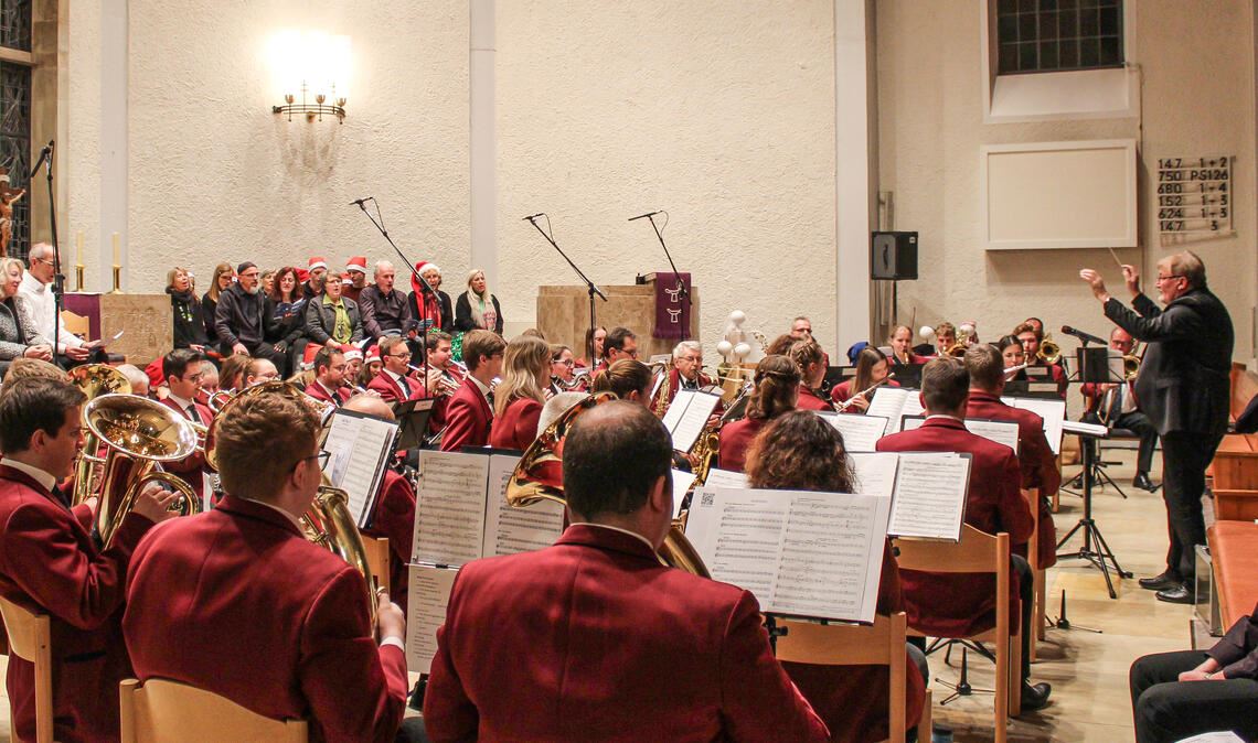 In seinem Element: Horst Bartmann (re.) als Taktgeber bei der Veranstaltung „Sing mit!“ im vergangenen Dezember. Foto: Archiv