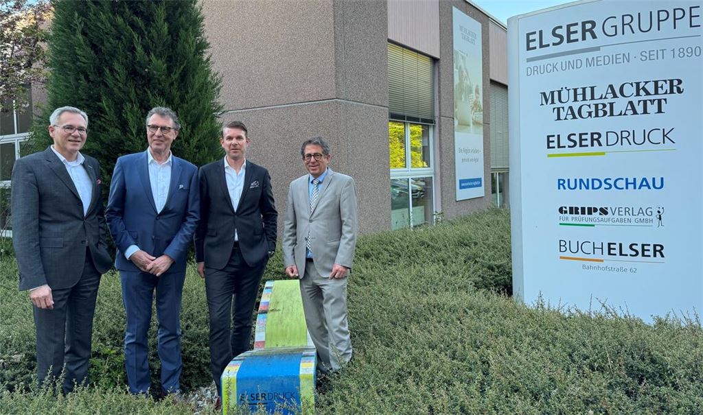 In seinem Vortrag spricht Arthur Landwehr (2.v.li.) über das Amerika unter Trump. Eingeladen zum Treffen des Mittelstandsbeirats haben Volksbank-pur-Vorstandsmitglied René Baum (li.) und sein designierter Nachfolger Joachim Reisch (2.v.re.). Als Gastgeber freut sich Hans-Ulrich Wetzel, den Abend im Verlagshaus am Kißlingweg auszurichten.Foto: privat