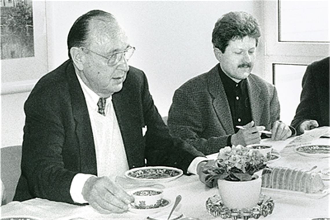 Der Qualitätsjournalismus in Person In seinen 42 Jahren beim Mühlacker Tagblatt hat Thomas „ts“ Sadler, der sich im Alter von 62 Jahren in den Ruhestand verabschiedet, vieles erlebt – wie beispielsweise ein Interview mit dem legendären Liberalen Hans-Dietrich Genscher 1996. Fotos: Archiv