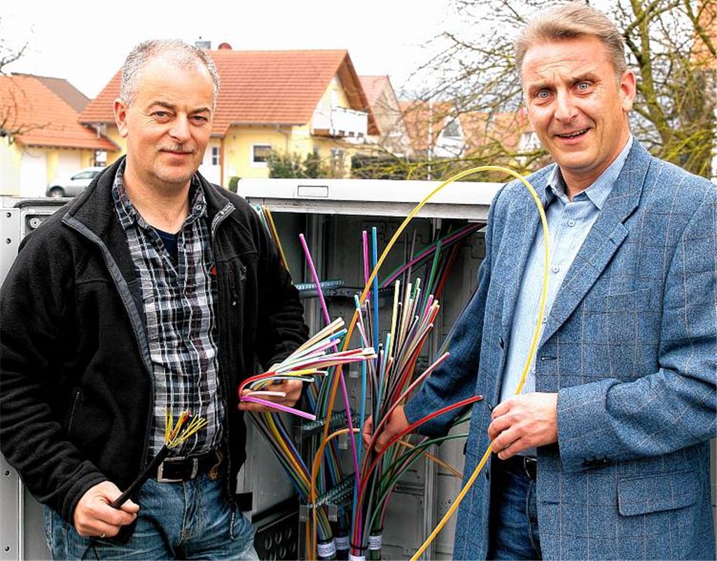 In solchen Verteilkästen kommt die neue Glasfaser-Breitbandtechnologie in den Wohn- und Gewerbegebieten an, während der Datentransport auf den letzten Metern zum jeweiligen Kunden übers herkömmliche Kupferkabel der Telekom erfolgt. Auf die neue Lichtwellentechnik sind die Stadtwerke im Mühlhäuser Neubaugebiet bereits vorbereitet, wie Mathias Bosch (rechts) und Uwe Weber demonstrieren.