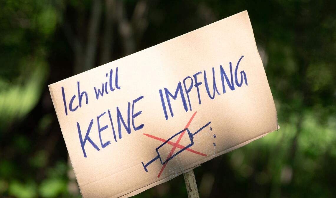 In sozialen Netzwerken wird vor angeblichem „Turbokrebs“ durch Impfen gewarnt. (Symbolbild)