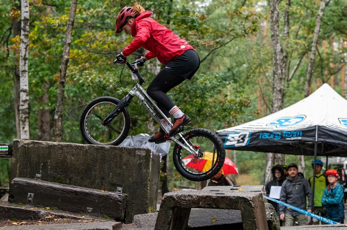 In strömendem Regen fährt die Ötisheimerin Nina Reichenbach in Bad Schönborn souverän zum fünften Mal den Deutschen Meistertitel ein.Foto: Andreas Gester
